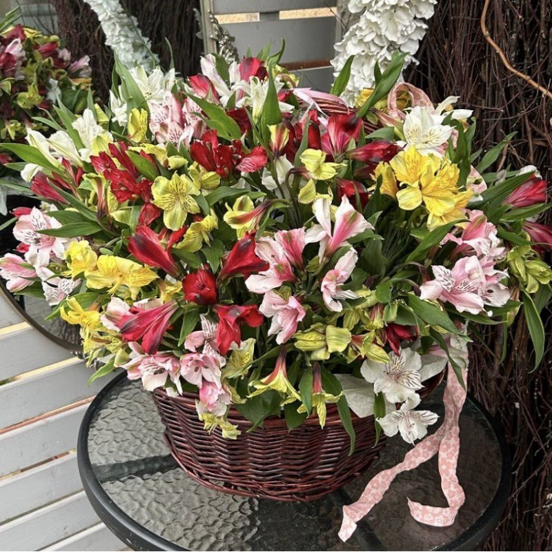 Корзина из альстромерий "Клеопатра"